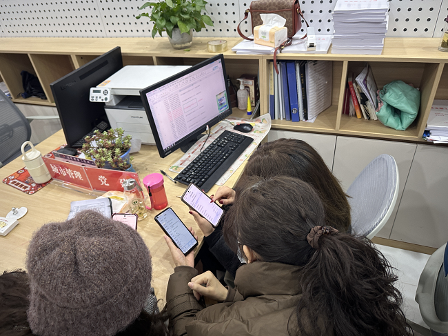 育才路街道工作人员正在使用报表通系统