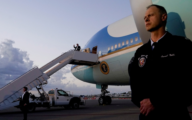 ▲当地时间2025年4月11日，美国佛罗里达州西棕榈滩，美国总统特朗普步下总统专机“空军一号”。图/IC photo