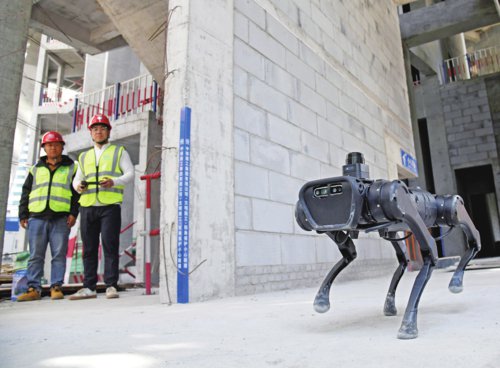 &nbsp;&nbsp;&nbsp;&nbsp; 人工智能等新技术在建筑领域加快应用。图为青岛市市南区南京路1号项目的工作人员在进行机器狗安全巡检演示。新华社