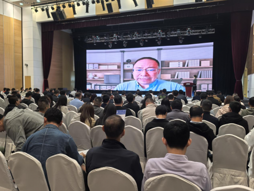 图：中国开放指令生态（RISC-V）联盟秘书长包云岗致辞
