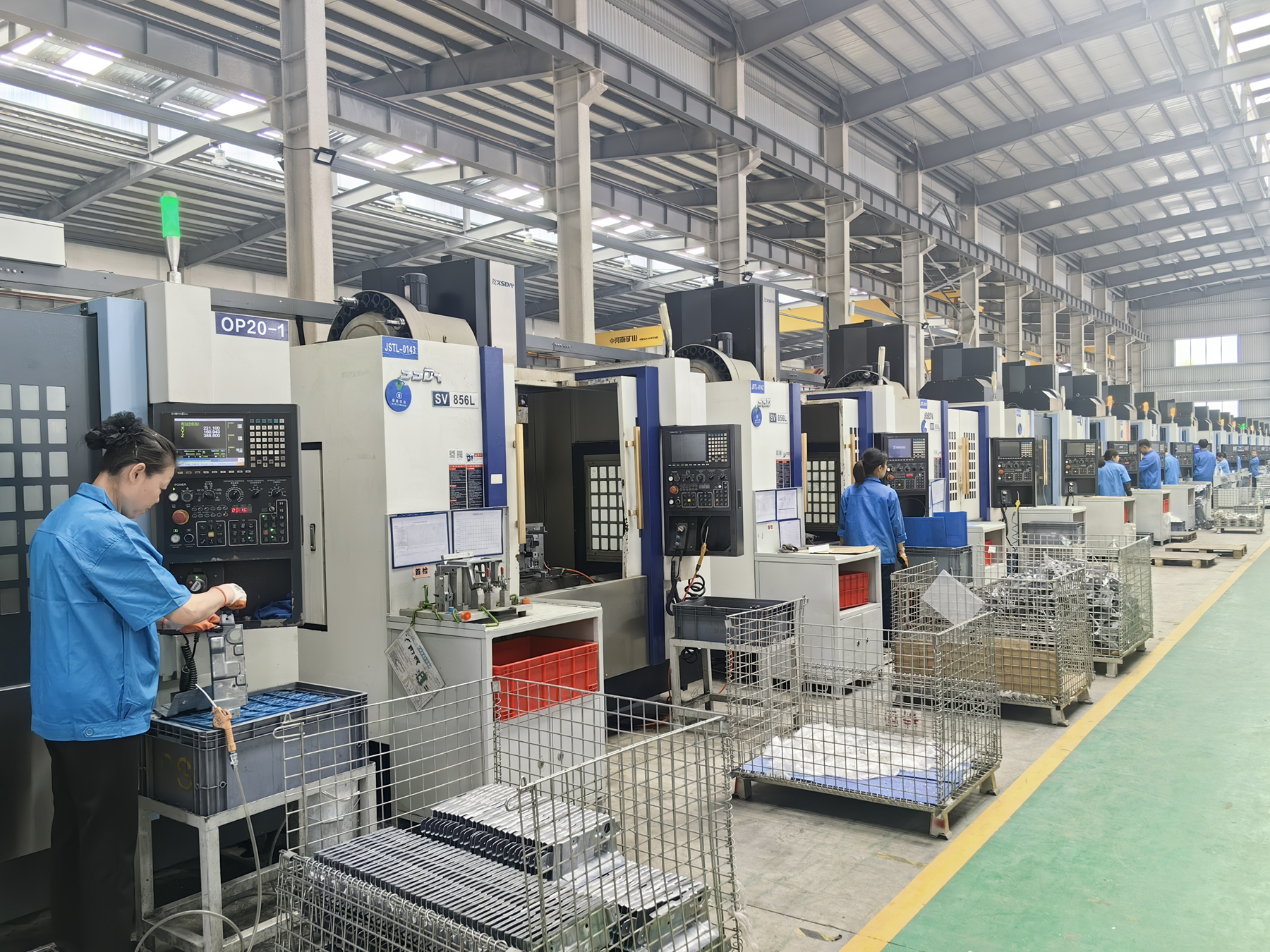 图为天龙车辆部件新能源汽车配件生产车间