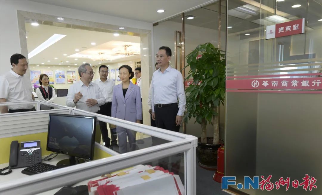郭宁宁、吴贤德在华南营业银行探询调研。