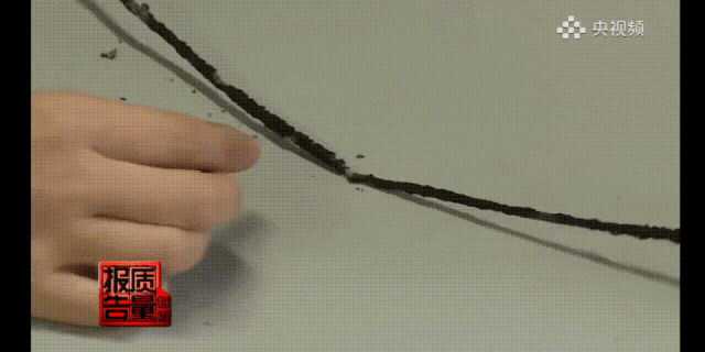 △劣质充电线烧化后，外壳变成粉末