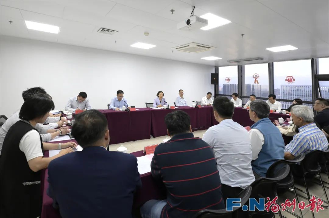 在市台协会召开谈话会。