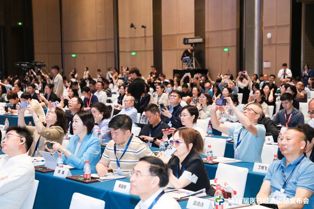 与会嘉宾认真学习并拍照记录