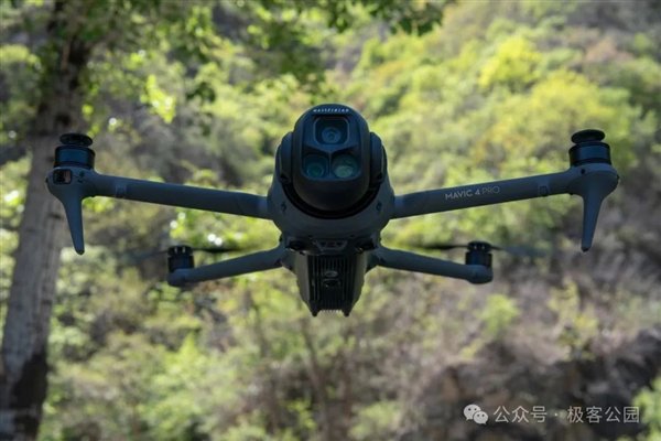 Look in my eyes！| 图片来源：极客公园