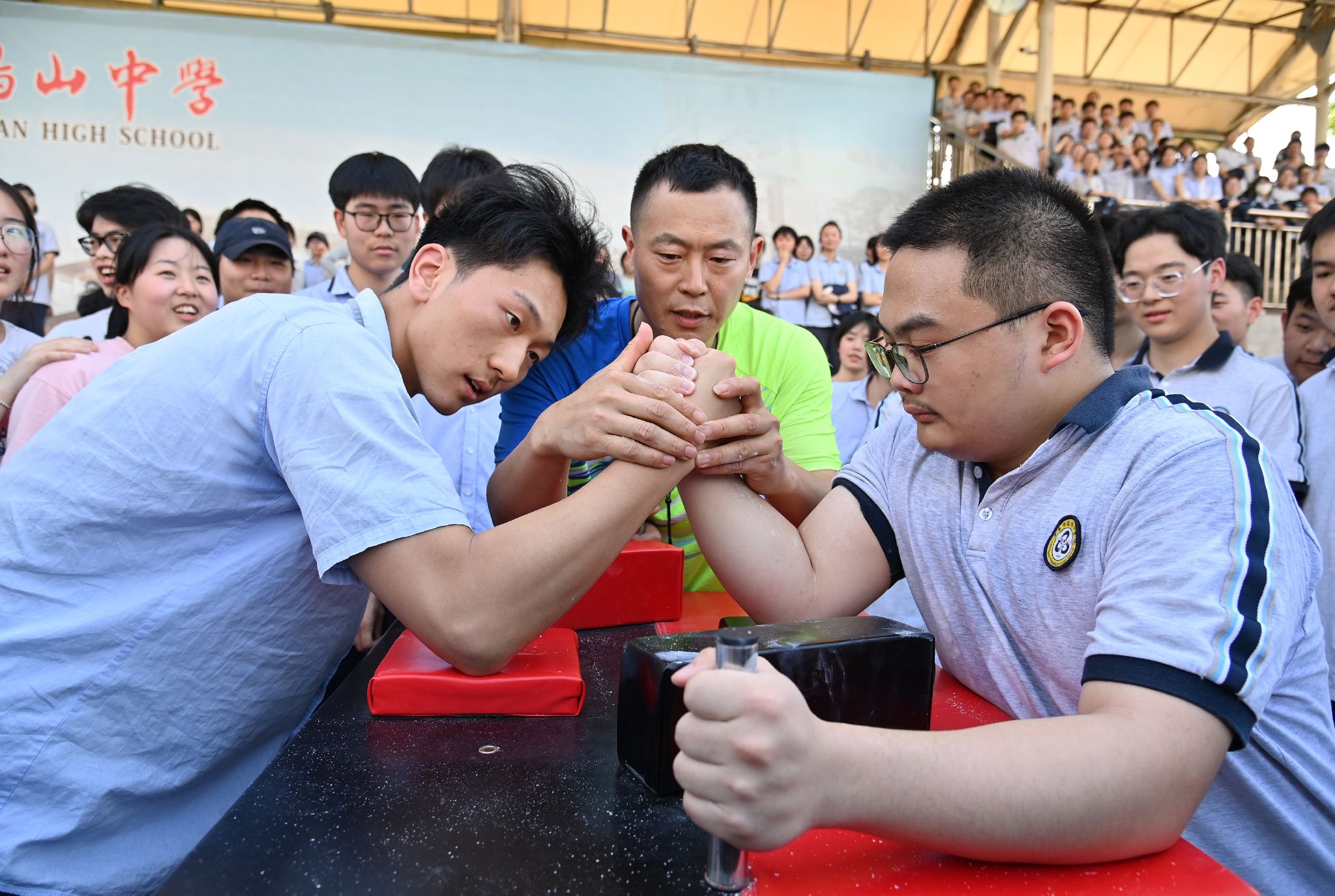 重庆市沙坪坝区的重庆市凤鸣山中学,高三学生在参加掰手腕比赛