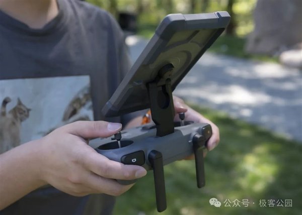 RC Pro 2 遥控器 | 图片来源：极客公园