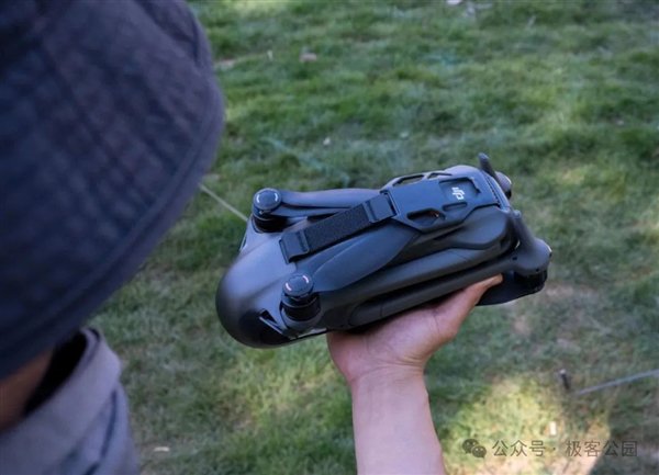 这一代「蚕蛹」式的收纳结构，也变得简洁 | 图片来源：极客公园