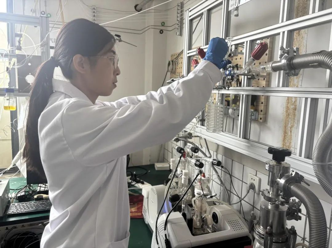 闫思杨在实验室