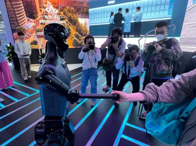 “天工Lite”和观众打招呼、握手