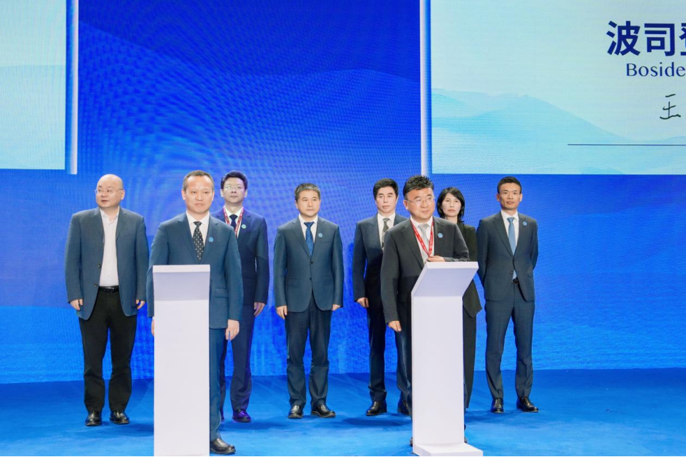 （波司登集团入选新华社品牌工程签约仪式）