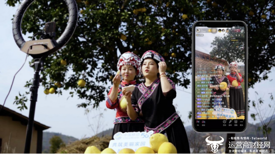 在桃子岔村，果农们通过中国移动5G直播，向网友推介贡水白柚