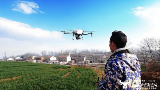 基于优质的移动5G网络，“新农人”操作无人机在田间施肥