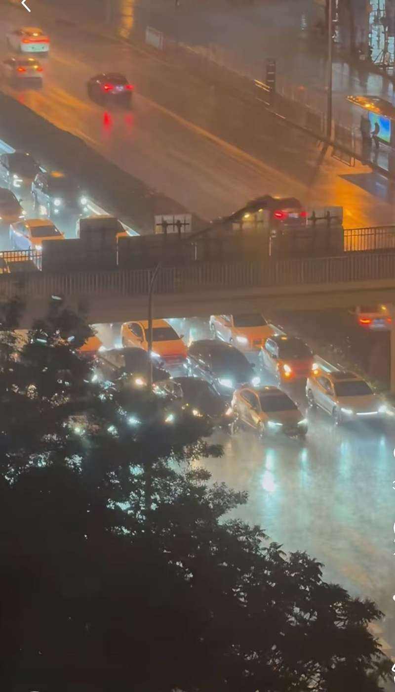 ▲5月13日晚，有网友发文称，东三环主路一些车辆停在桥下躲避冰雹。社交平台视频截图