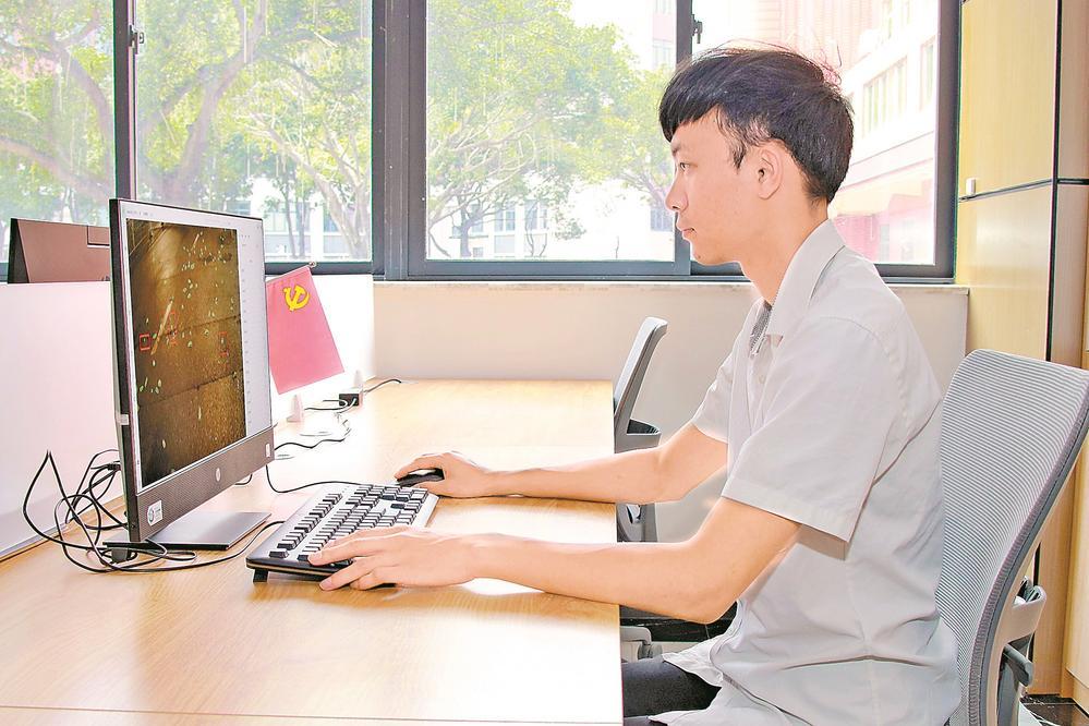 潘俊安向记者演示数据标注工作的相关流程。（受访者供图）