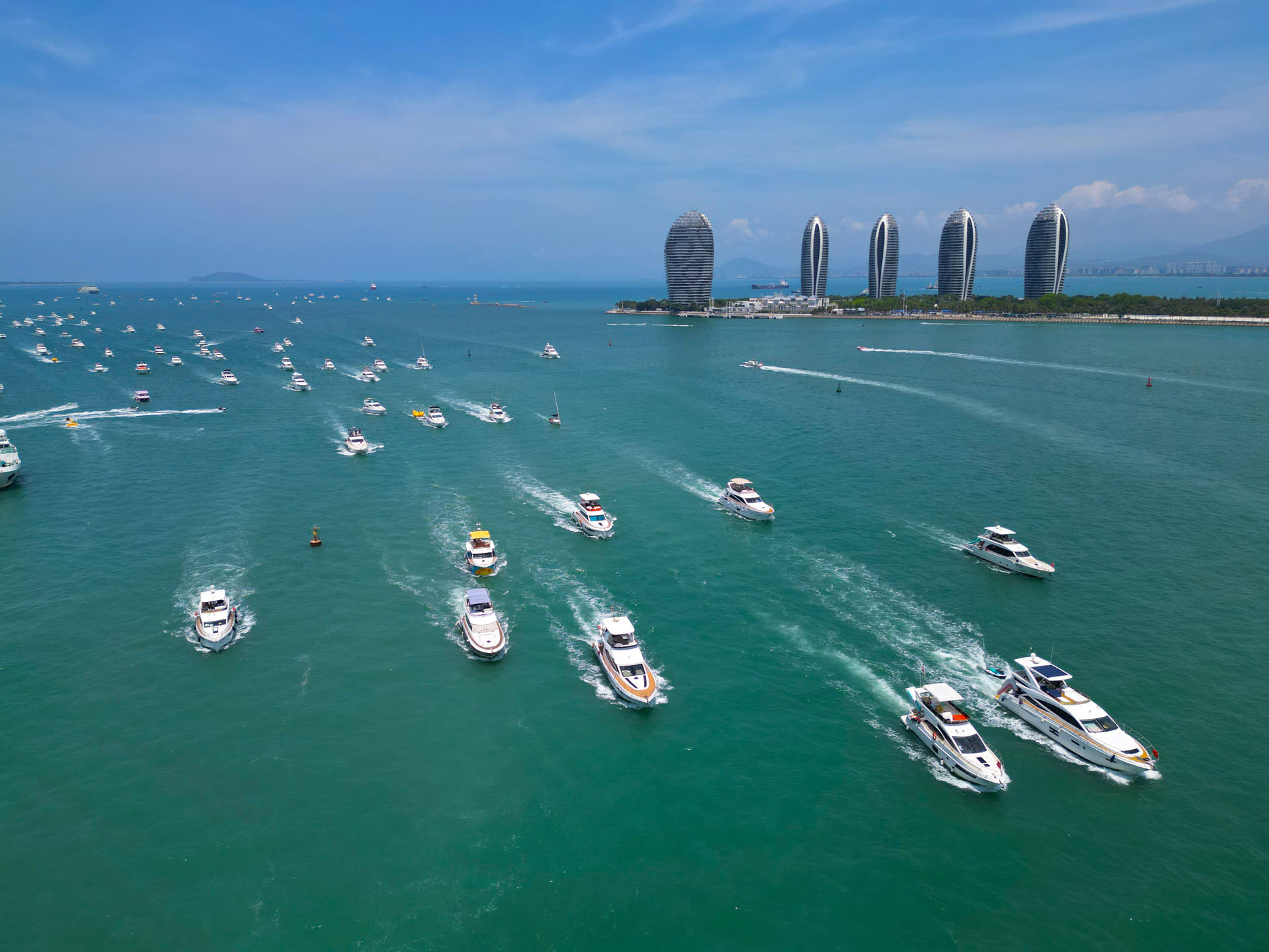 5月3日，大批游艇在海南省三亚湾凤凰岛附近的海面上。新华社发（李学仕　摄）