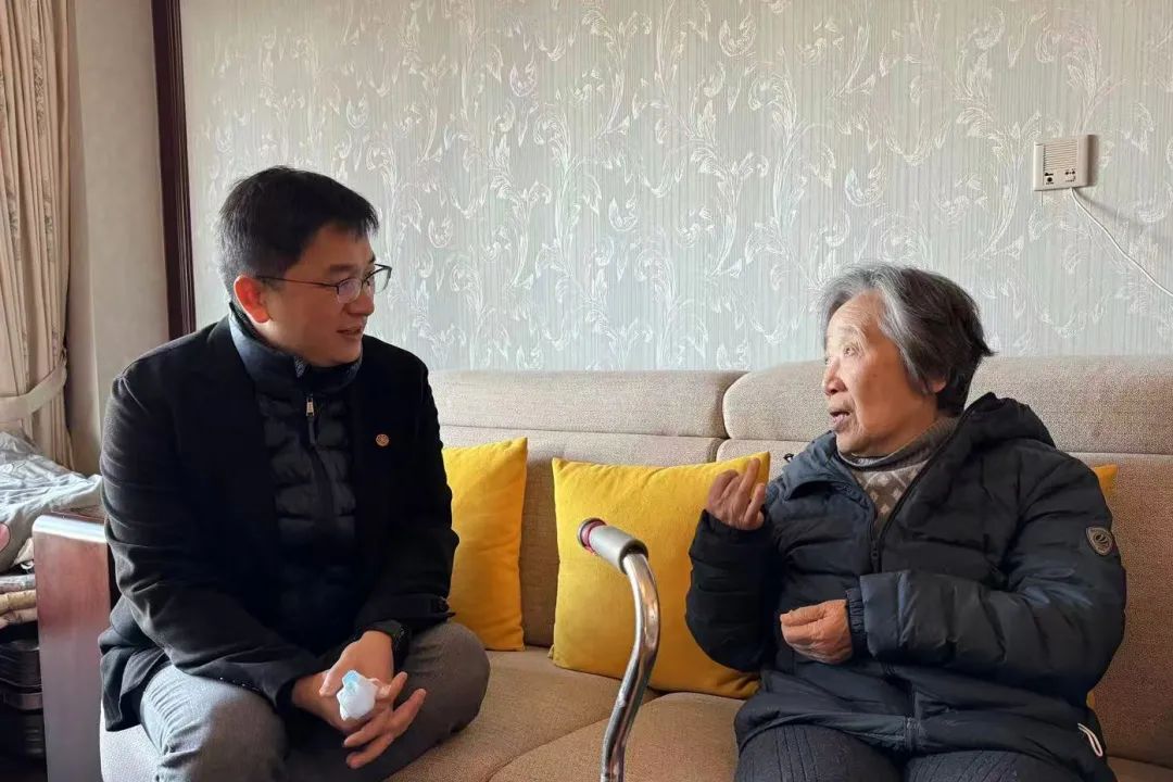 化学化工学院领导定期看望周以敬老师。