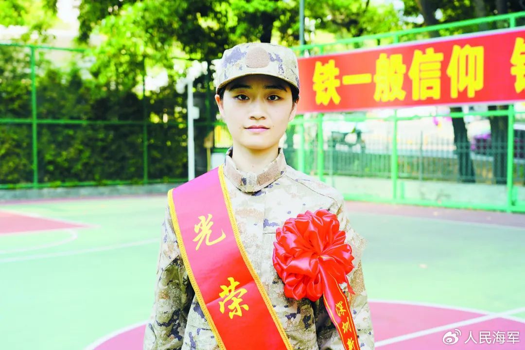全网刷屏的00后女教师,加入人民海军