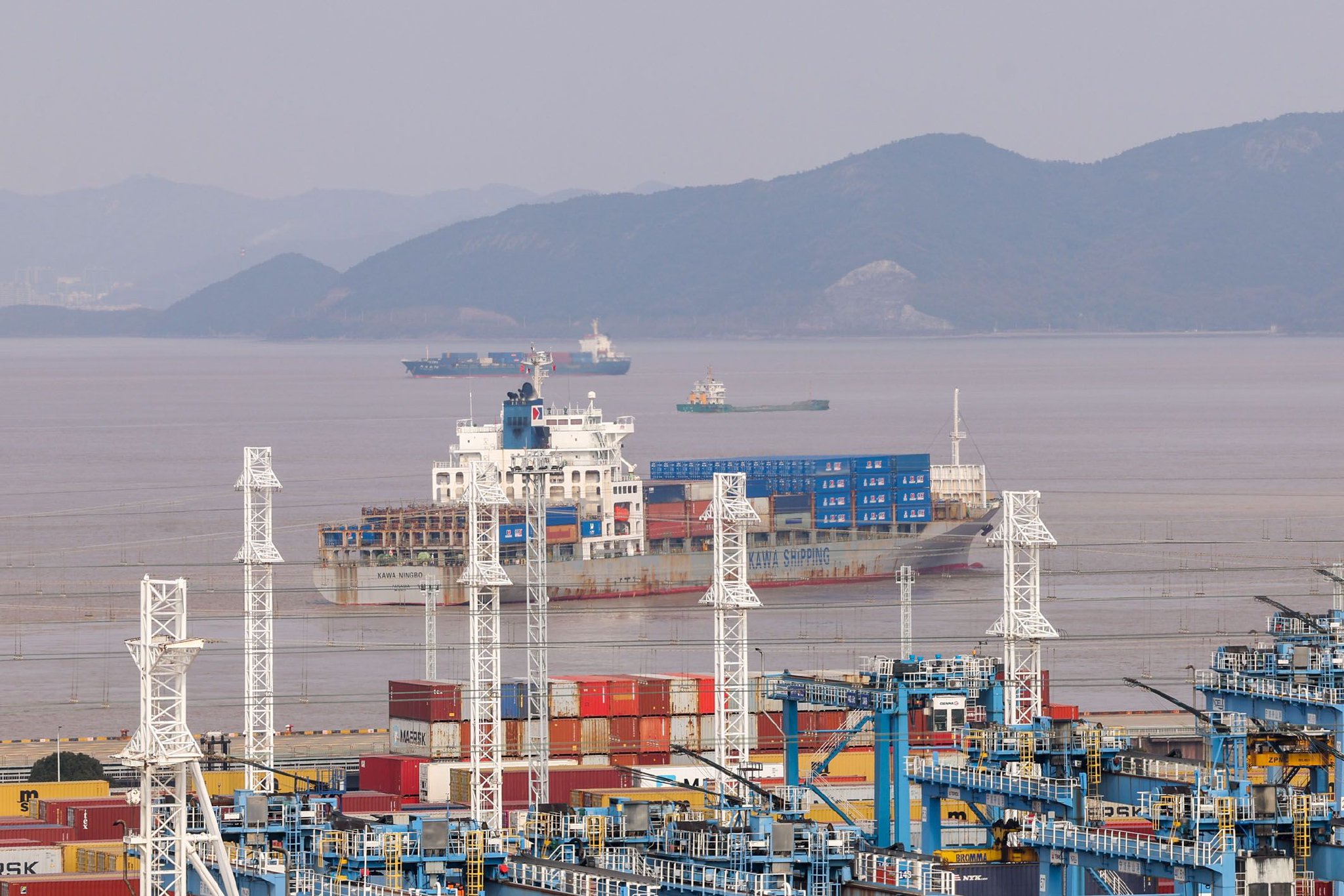 图为执行“中欧快航”航线首航的“嘉华宁波”轮启航驶离宁波舟山港穿山港区（2024年12月30日摄）。新华社记者　江汉　摄