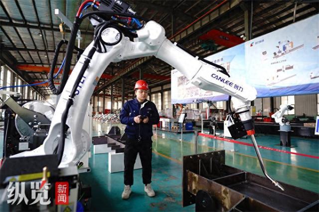 5月6日，河北创力机电科技有限公司工人在调试焊接机器人。 河北日报记者 赵永辉摄