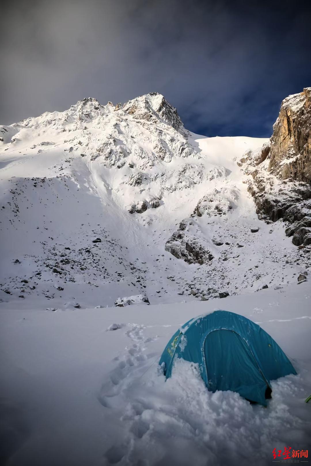 ▲攀登队员在攀登途中扎营