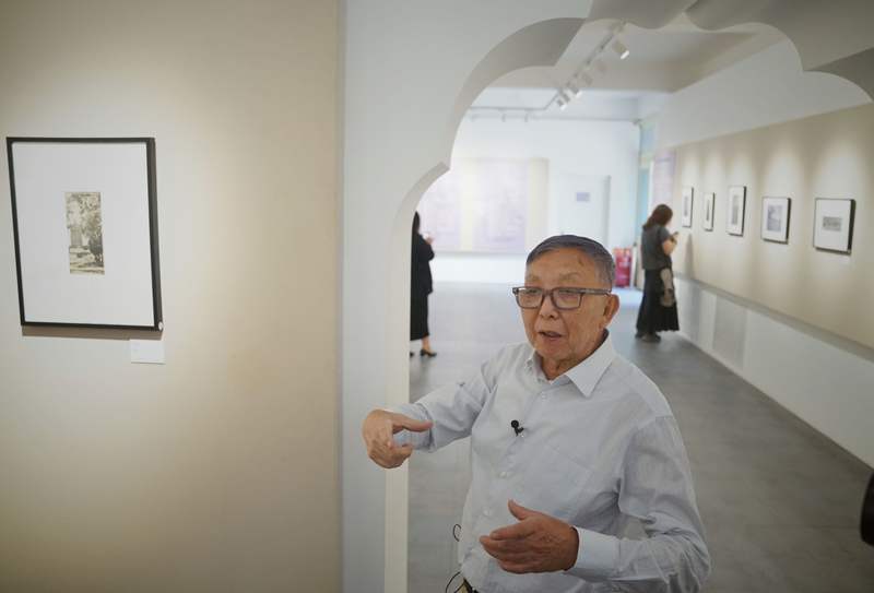 中国摄影史研究者陈申向观众介绍展览。新京报记者 薛珺 摄