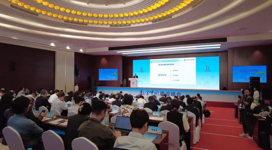 　　论坛现场张慧摄