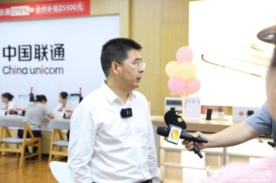  （图为湖南联通党委委员、副总经理陈小敏向媒体介绍5G-A）