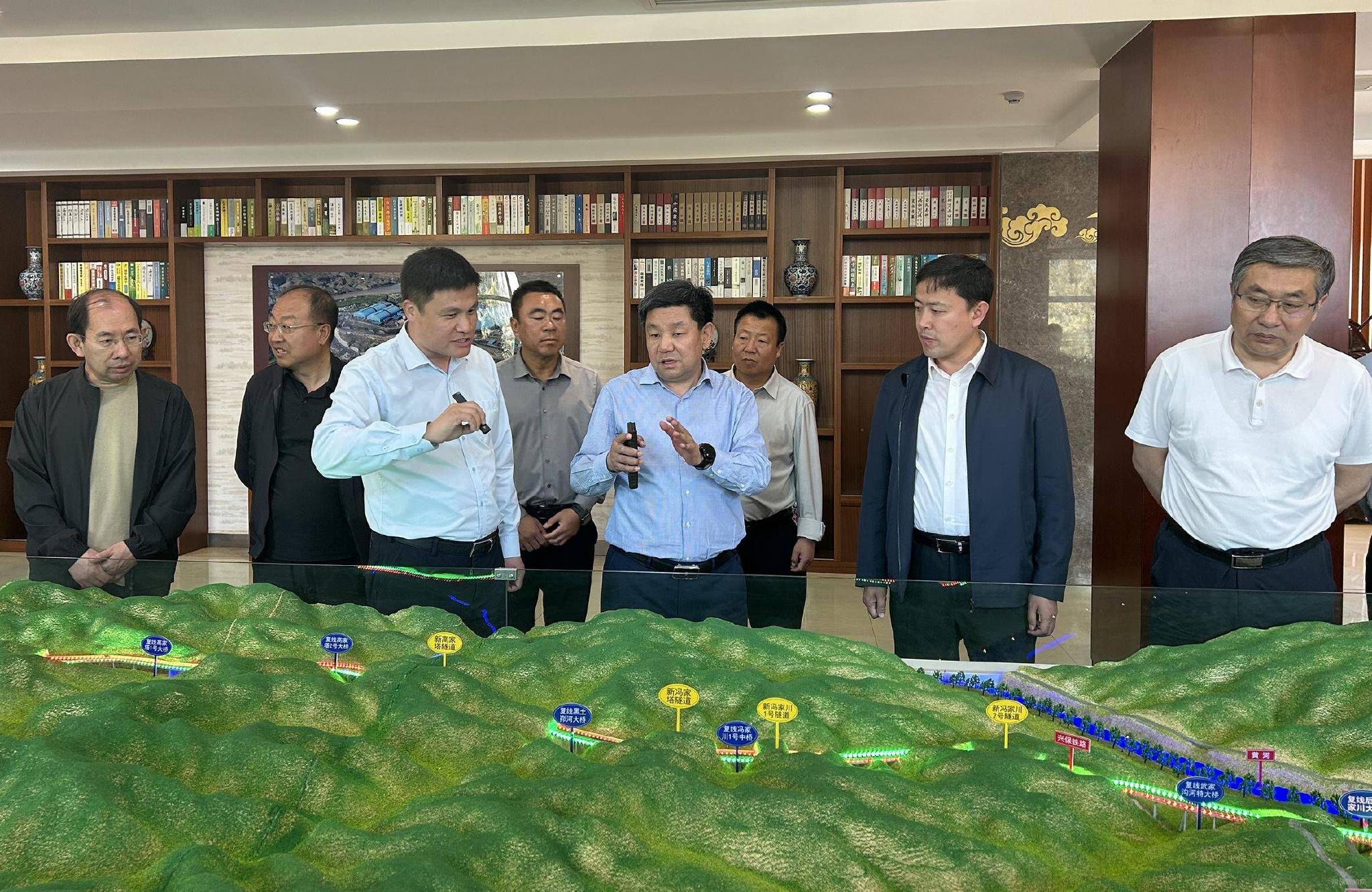 刘亮简要介绍了朔州市经济社会高质量发展情况,以及规划布局大型智能
