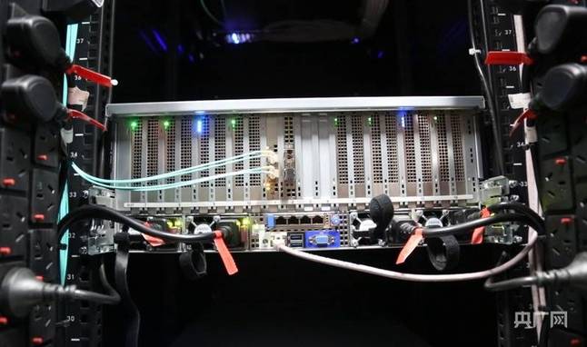 中国移动（甘肃·庆阳）绿色智算中心承载的服务器（央广网发 石强 摄）