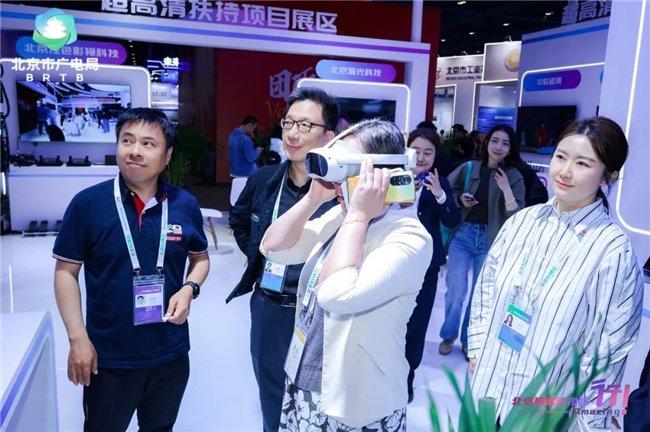 （当虹科技2D转3D技术现场引围观）