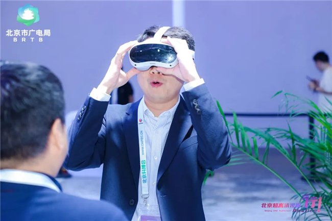 （科博会现场，观众惊叹3D效果“太沉浸了”）