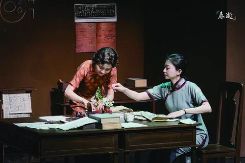 话剧《春逝》海报。