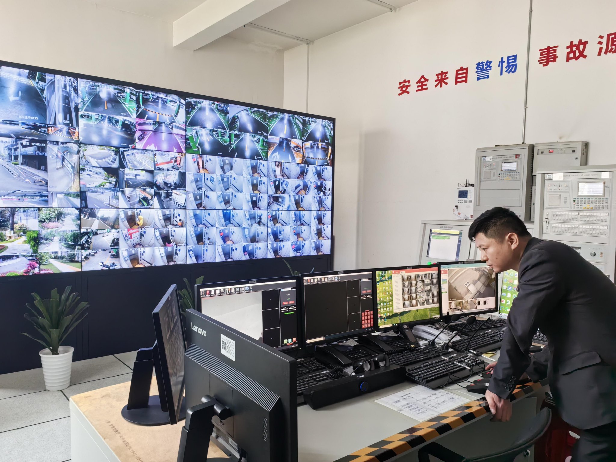 金雅社区智慧监控守护居民安全。余知都/摄