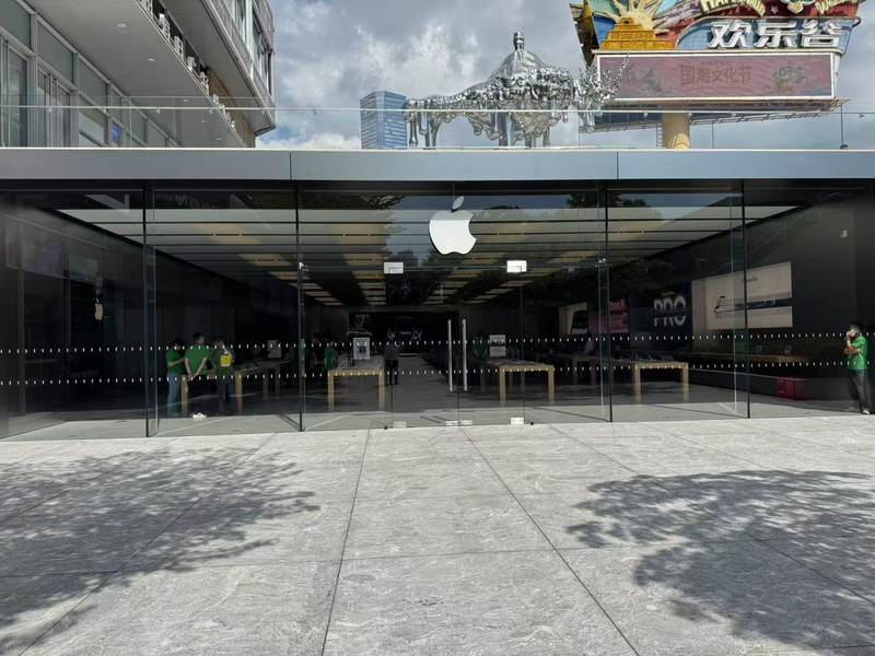 图源：蓝鲸科技记者拍摄\深圳益田假日广场苹果直营店门口
