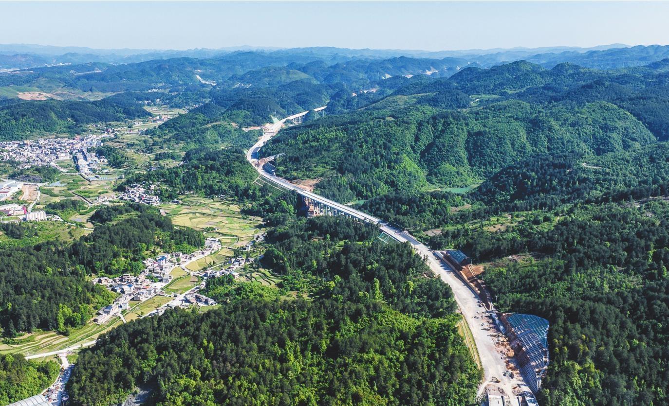 由贵州交投集团投资建设的贵阳至平塘高速公路正抢抓工期火热施工