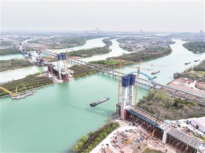 钢铁长龙沿江行