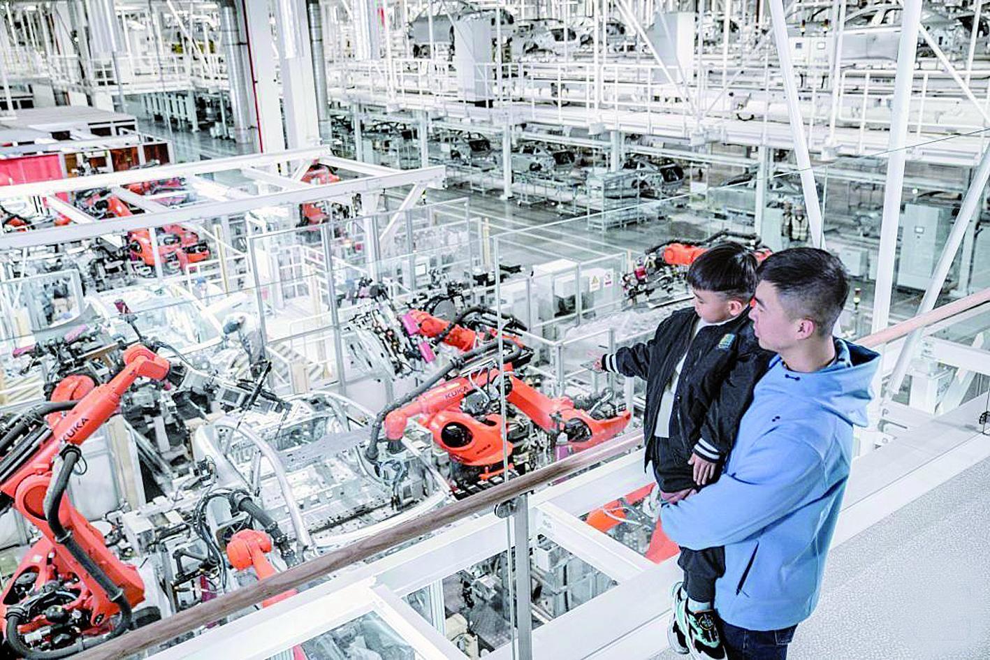 市民在蔚来第二先进制造基地内参观