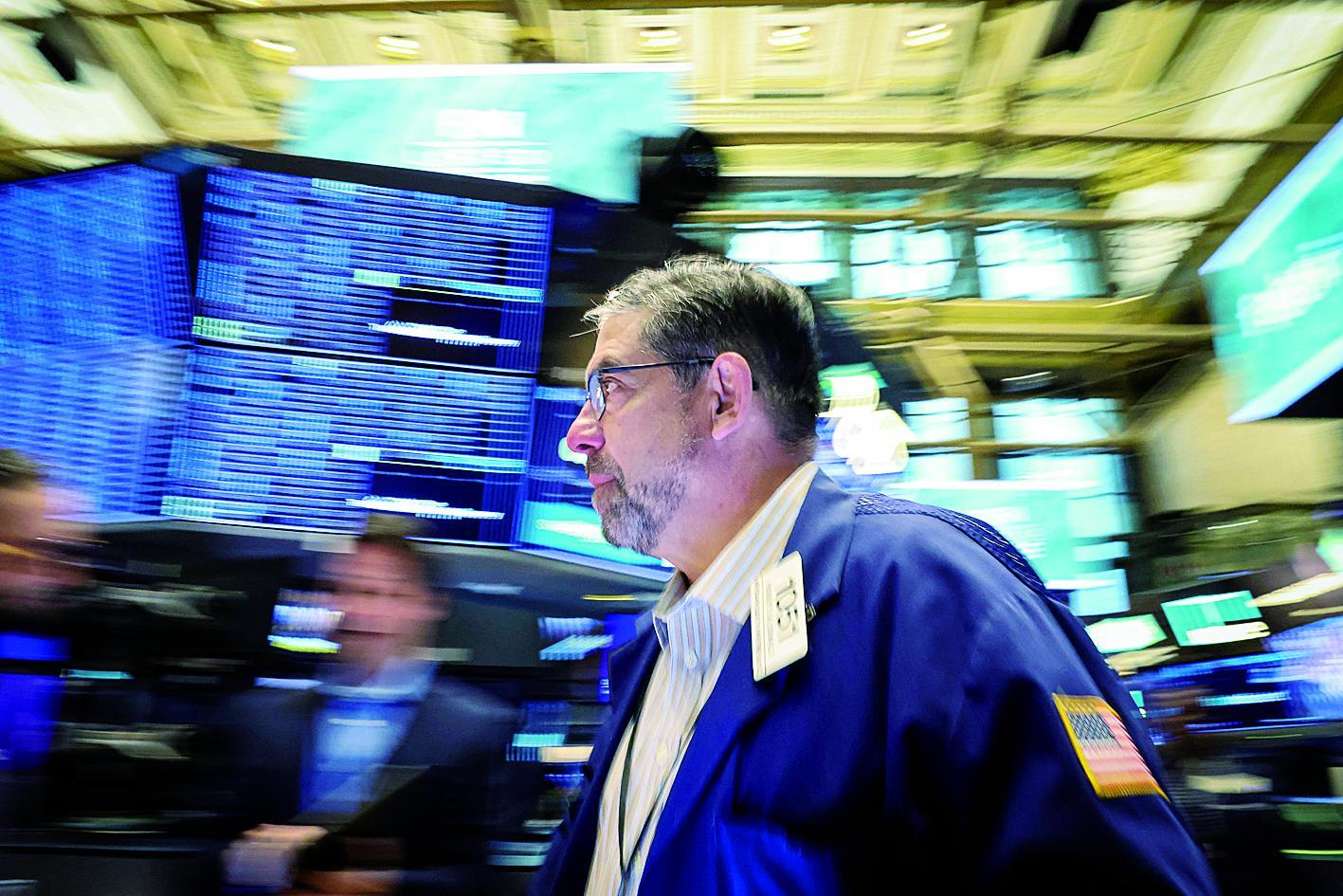 5月13日，交易员在美国纽约证券交易所交易大厅工作。