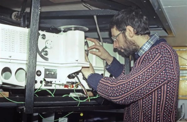 △ 尚克林在操作多布森分光光度计