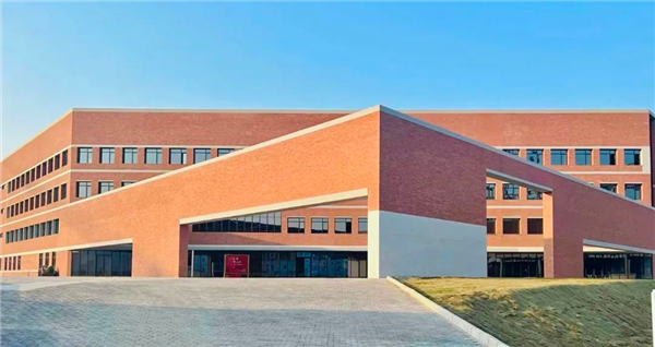 Liu Qiangdong将JD.com的Qunxue建筑物交给了母校