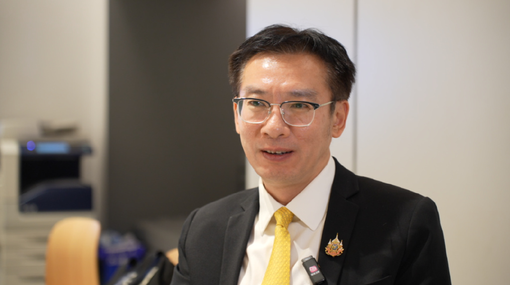 深圳卫视直新闻专访泰国高等教育与科研创新部常务秘书素帕猜·巴吞纳君