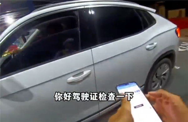 调查在没有许可证的高速公路上开车!女人司机