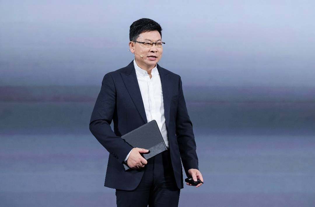 华为的第一台洪山折叠计算机配备了Harmonyo 5操作系统，该系统的价格从23,999元