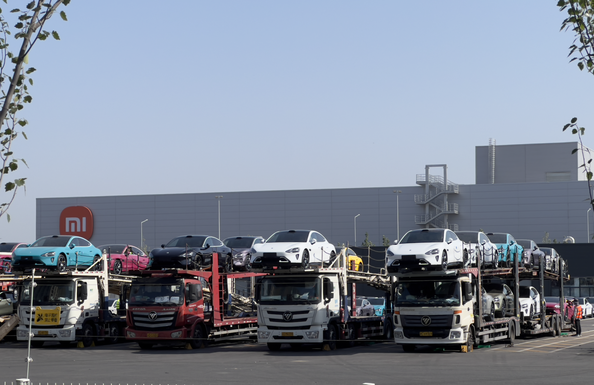 一期工厂内装载小米SU7的卡车 图片来源：时代周报记者摄