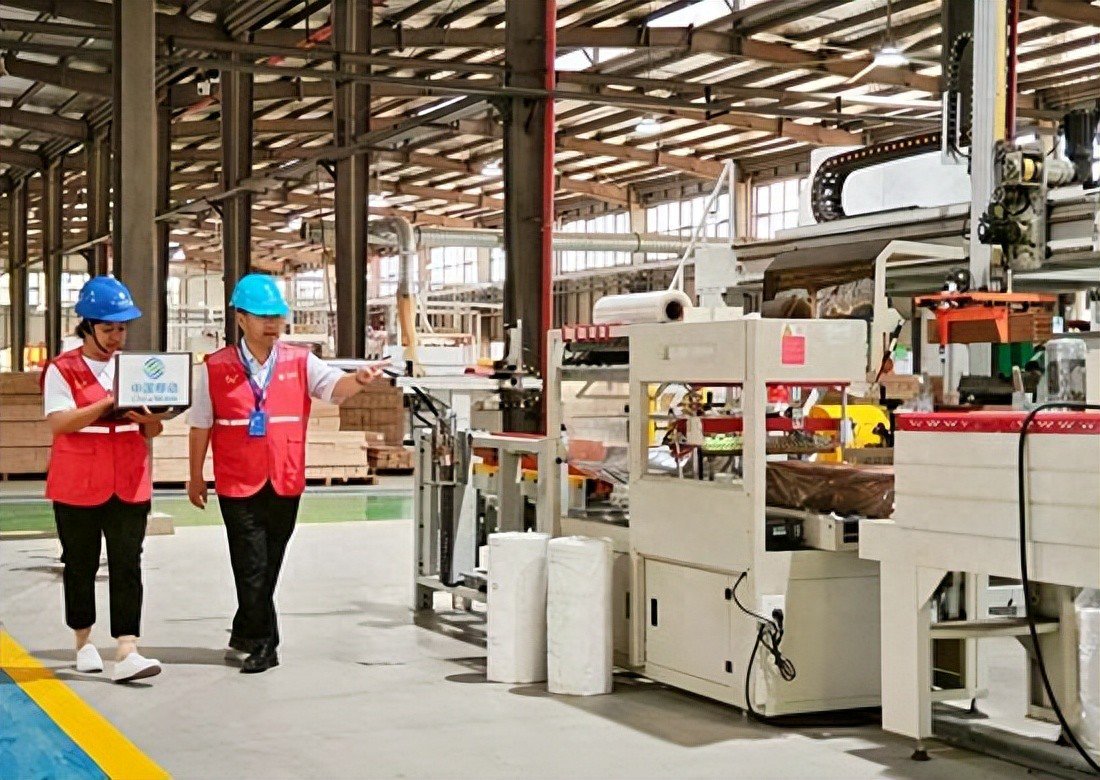 桂林移动网络人员在园区企业测试网络。徐先丽 摄