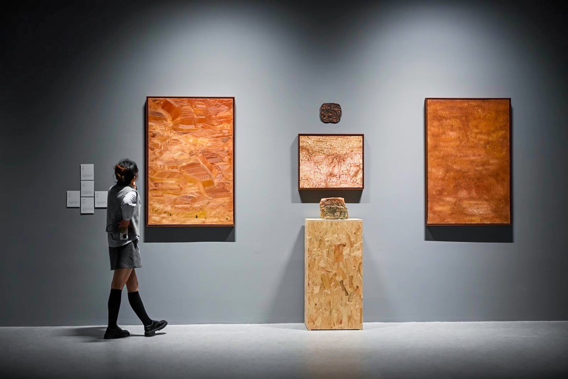 “以土为源”艺术展沪上启幕:118件作品诠释土壤生态的当代美学|艺术展_新浪财经_新浪网