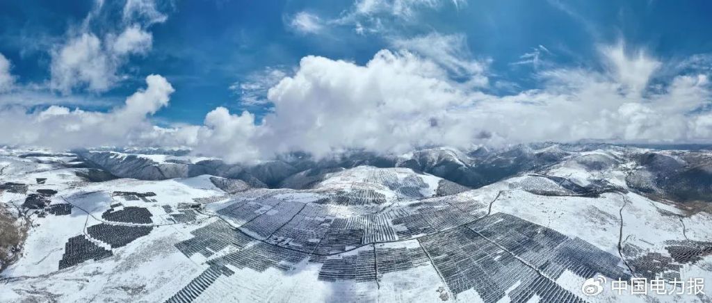 ▲全球最大水光互補電站&mdash;&mdash;雅礱江柯拉一期光伏電站，創新運用智能跟蹤支架融合AI技術，實現光伏設備智能化運維。