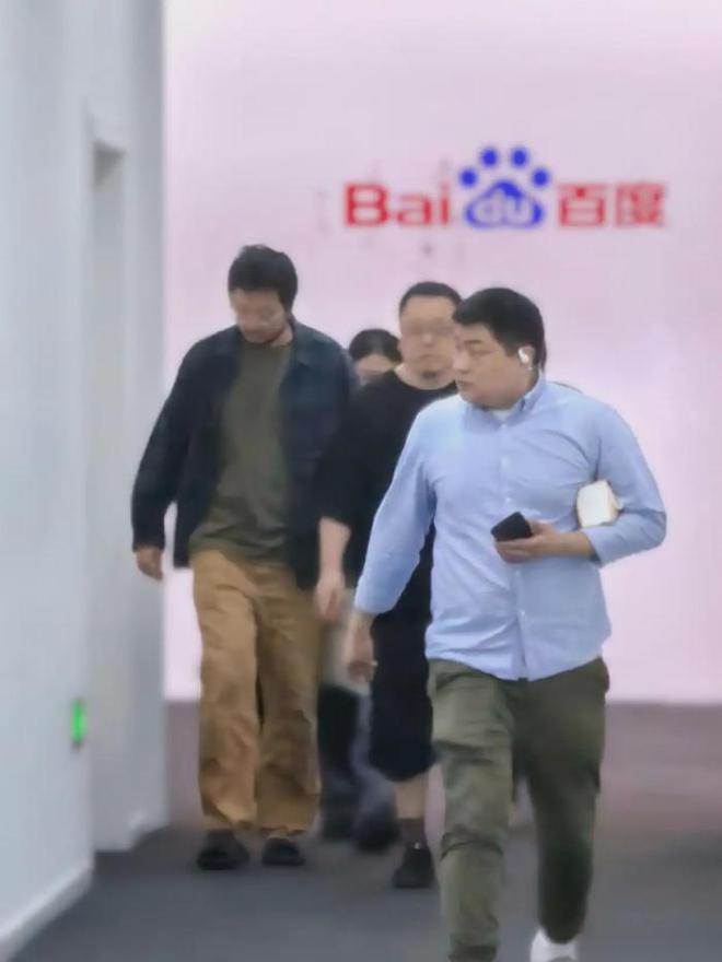  社交平台上曝出的罗永浩现身百度杭州分公司的照片